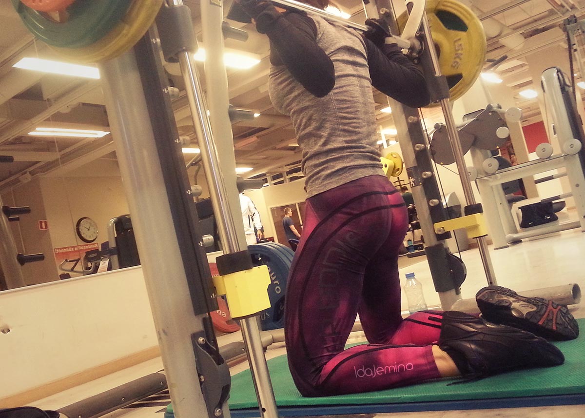 idajemina-kneeling-squat