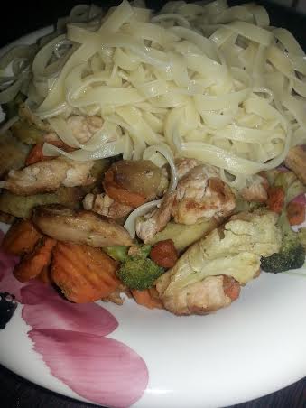 Paistettua kanan fileesuikaletta ja uunikasviksia pannulla pyöräytettynä ja pastaa. Oli ihan törkeän hyvää!
