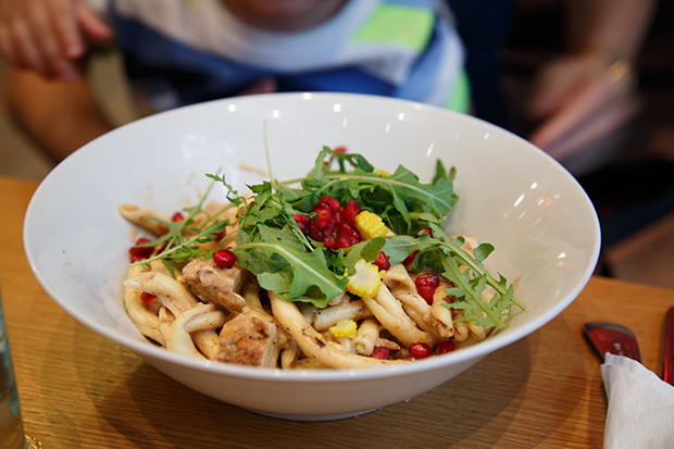 Kana-pastaa jossa granaattiomenan siemeniä, törkeen hyvää!Yksi parhaista ruuista