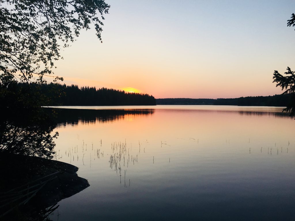 Mokki-Auringonlasku-maisema