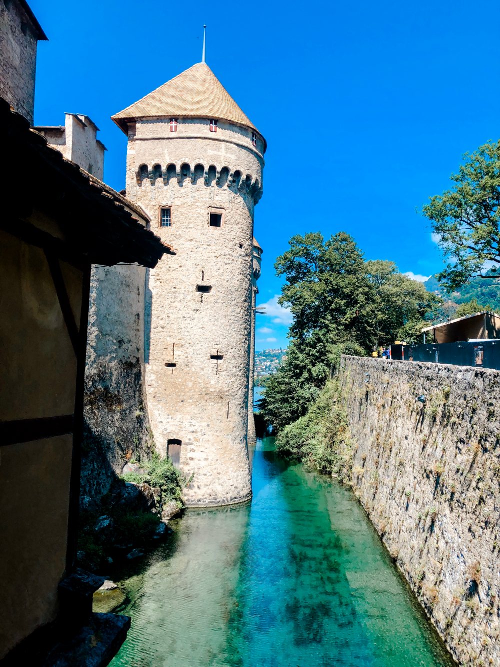 chateau-de-chillon-entrance