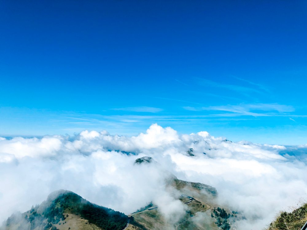 clouds-rochers-de-naye-mountain
