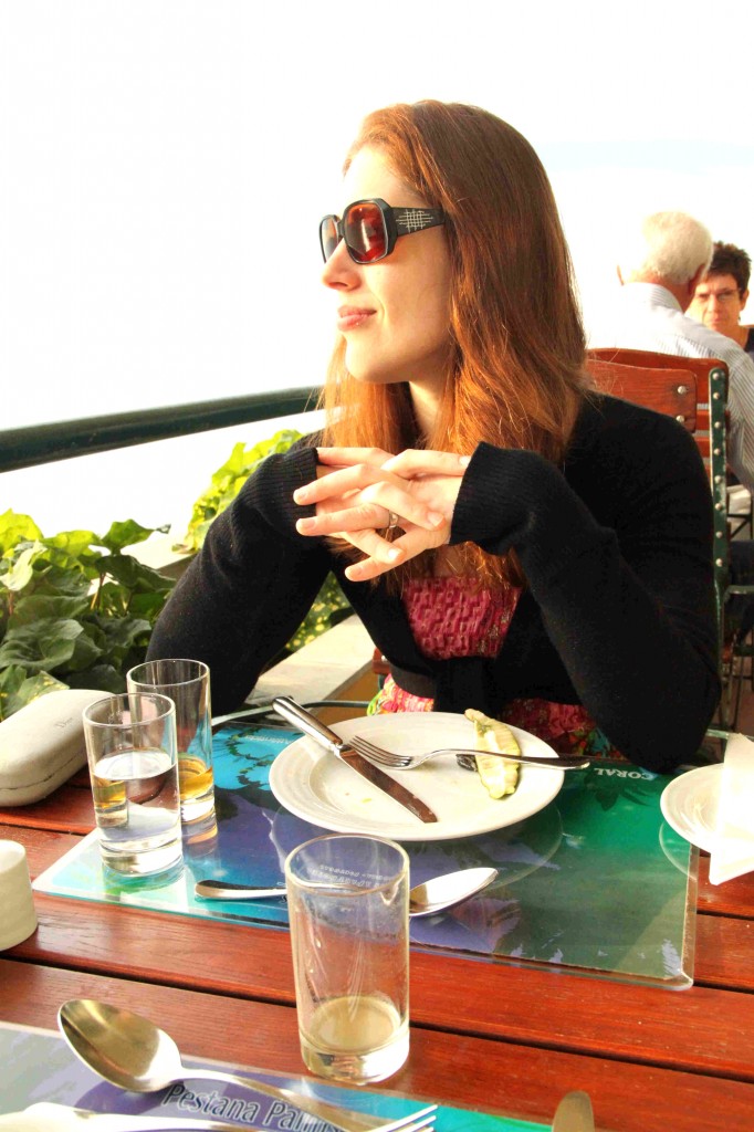 Aamiainen aamuauringossa merinäköalalla. 