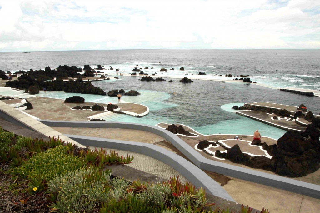 Rannat Madeiralla on kallioisia, mutta luonto on muokannut ulkovesialtaita. :)