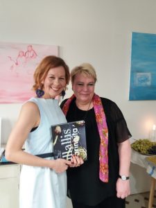Krista Launosen ja Tiina Rantasen yhteinen lapsi on Illallistarinoita-kirja.