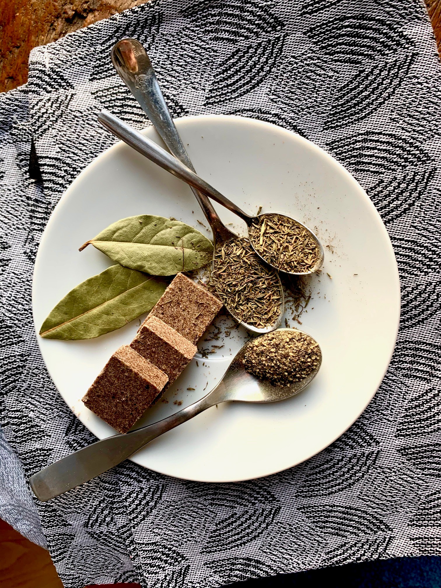Sipulikeiton mausteiksi sopii liemikuutio, valkoviini, timjami, laakerinlehdet, mustapippuri, soijakastike ja siemensinappi.