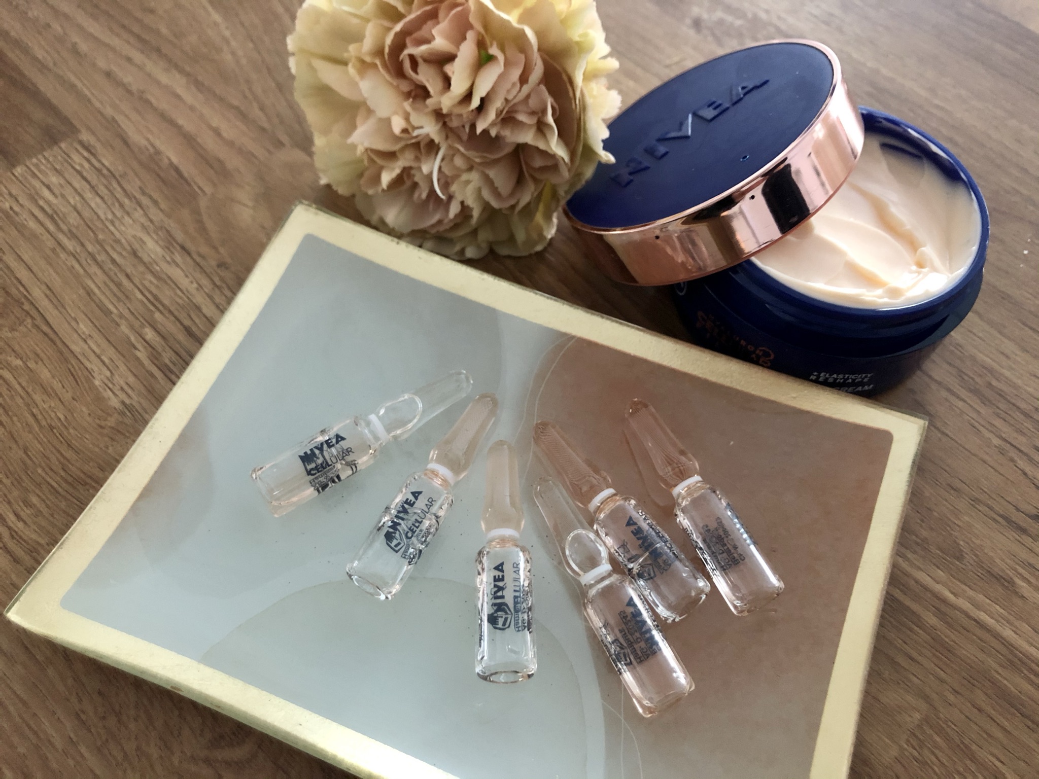 Nivea Hyaluron Cellular Filler Elasticity Reshape -ampullit ovat pieniiä lasipakkauksia.