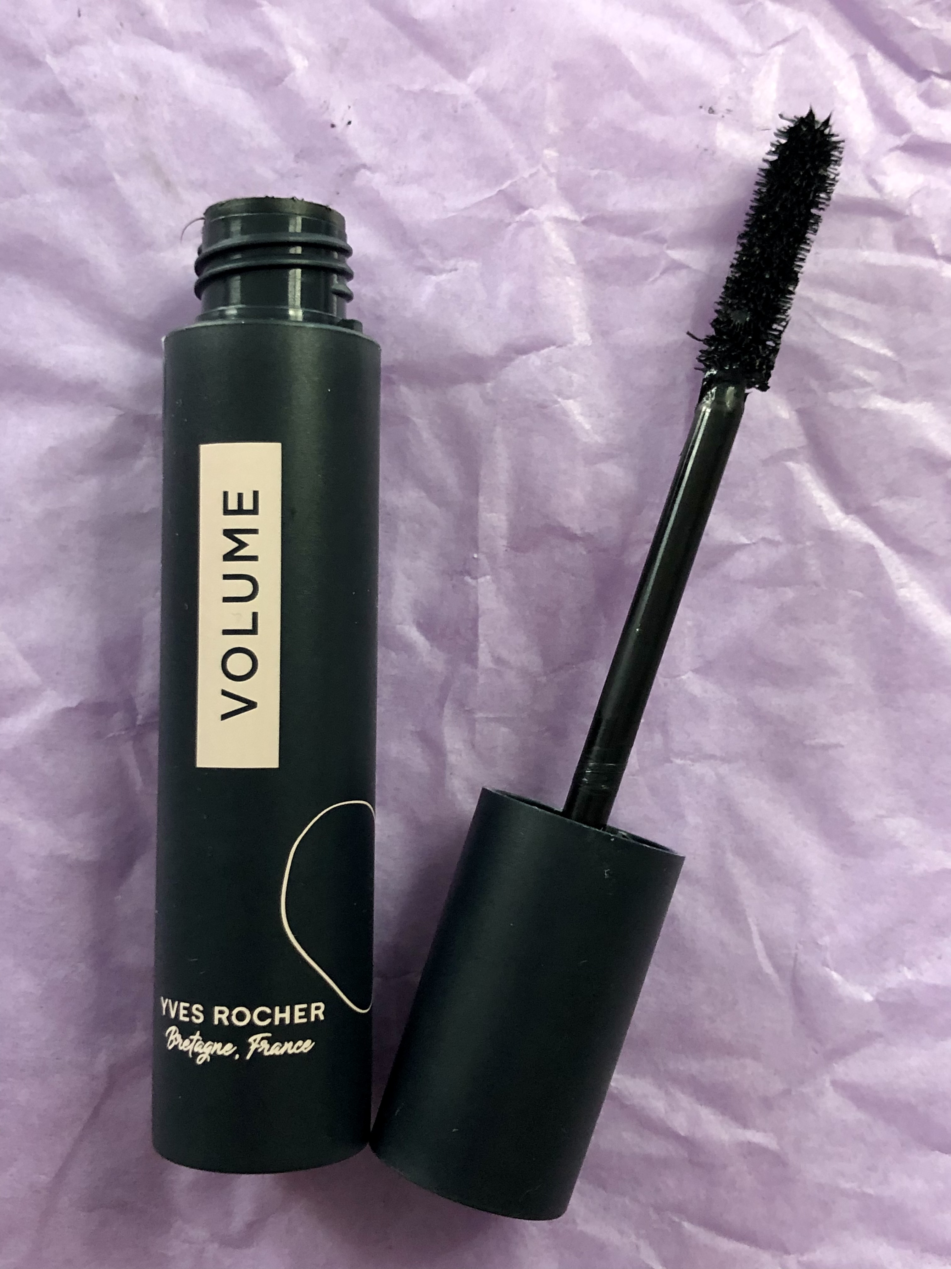 Lisää pituutta ripsiin saat Yves Rocher Lengthen Mascara -ripsivärillä.