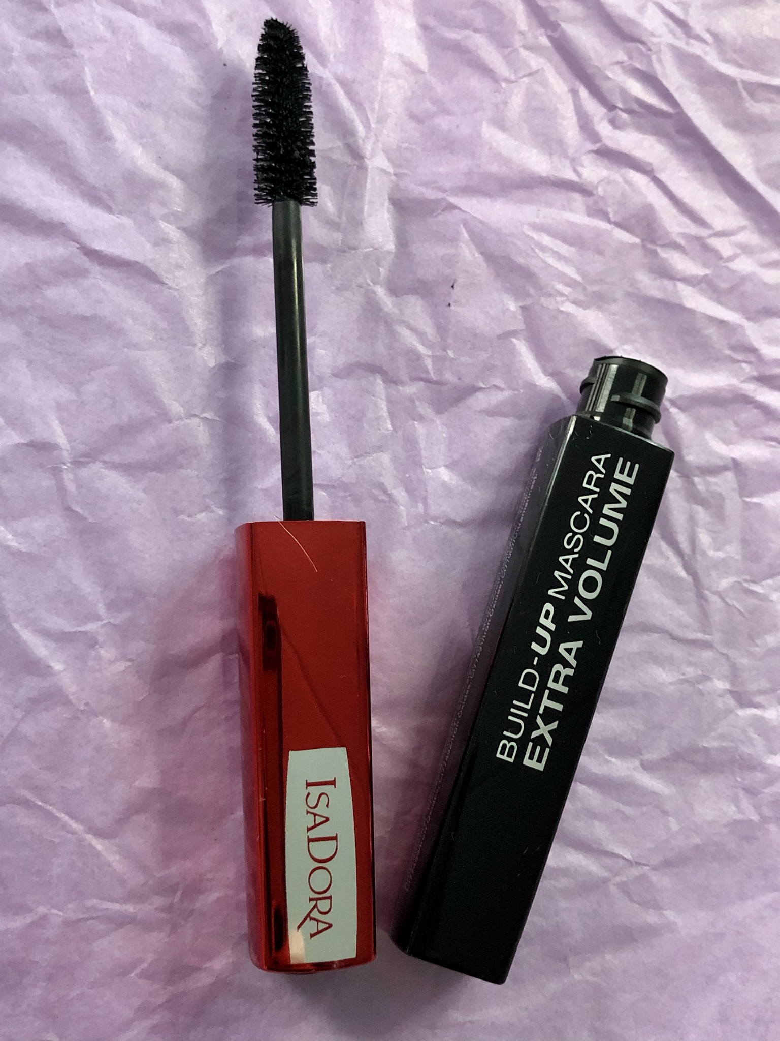 Välitöntä tuuheutta Isadora Build-Up Mascara Extra Volume.