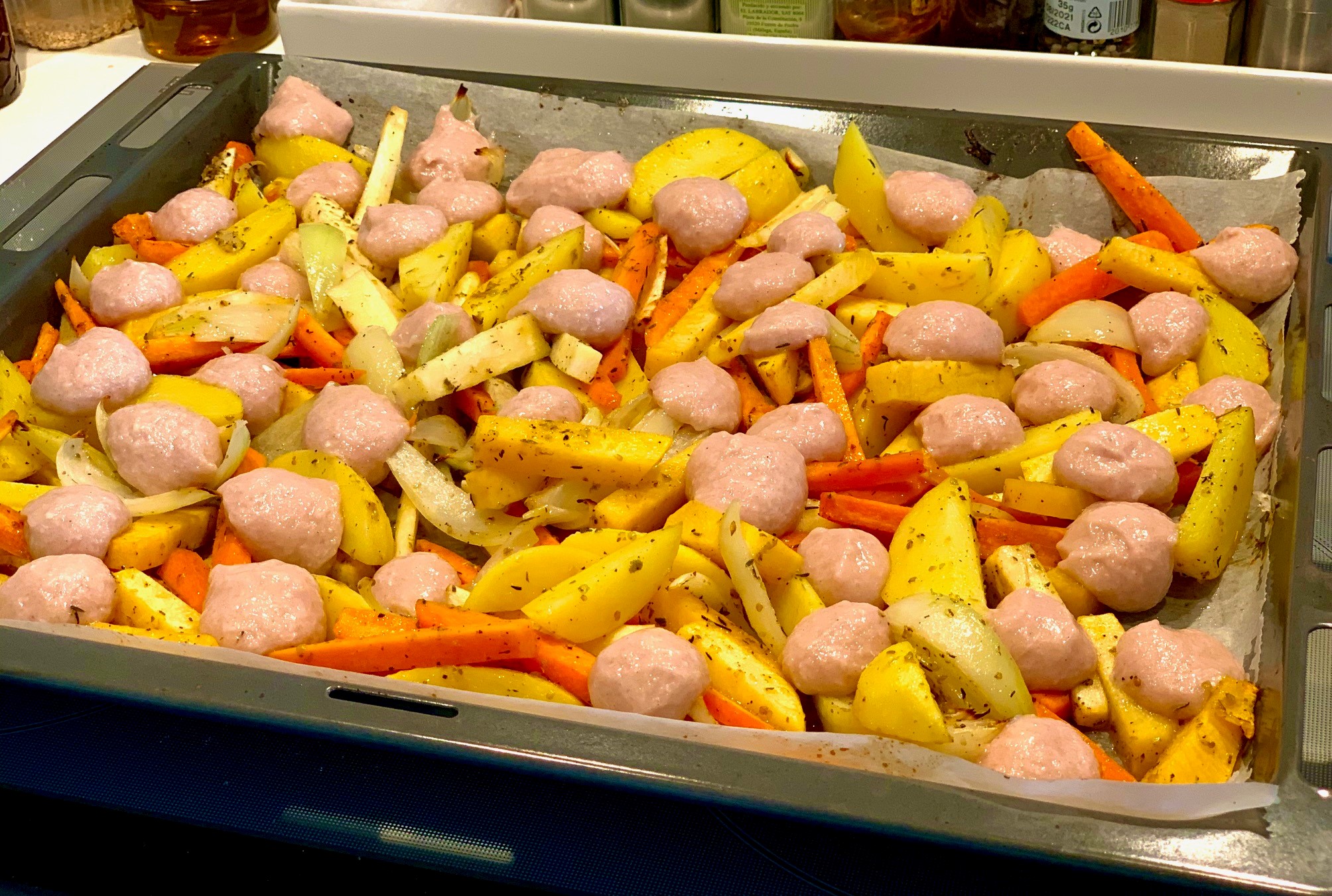 Lisää siskonmakkarat juuresten joukkoon pellille.