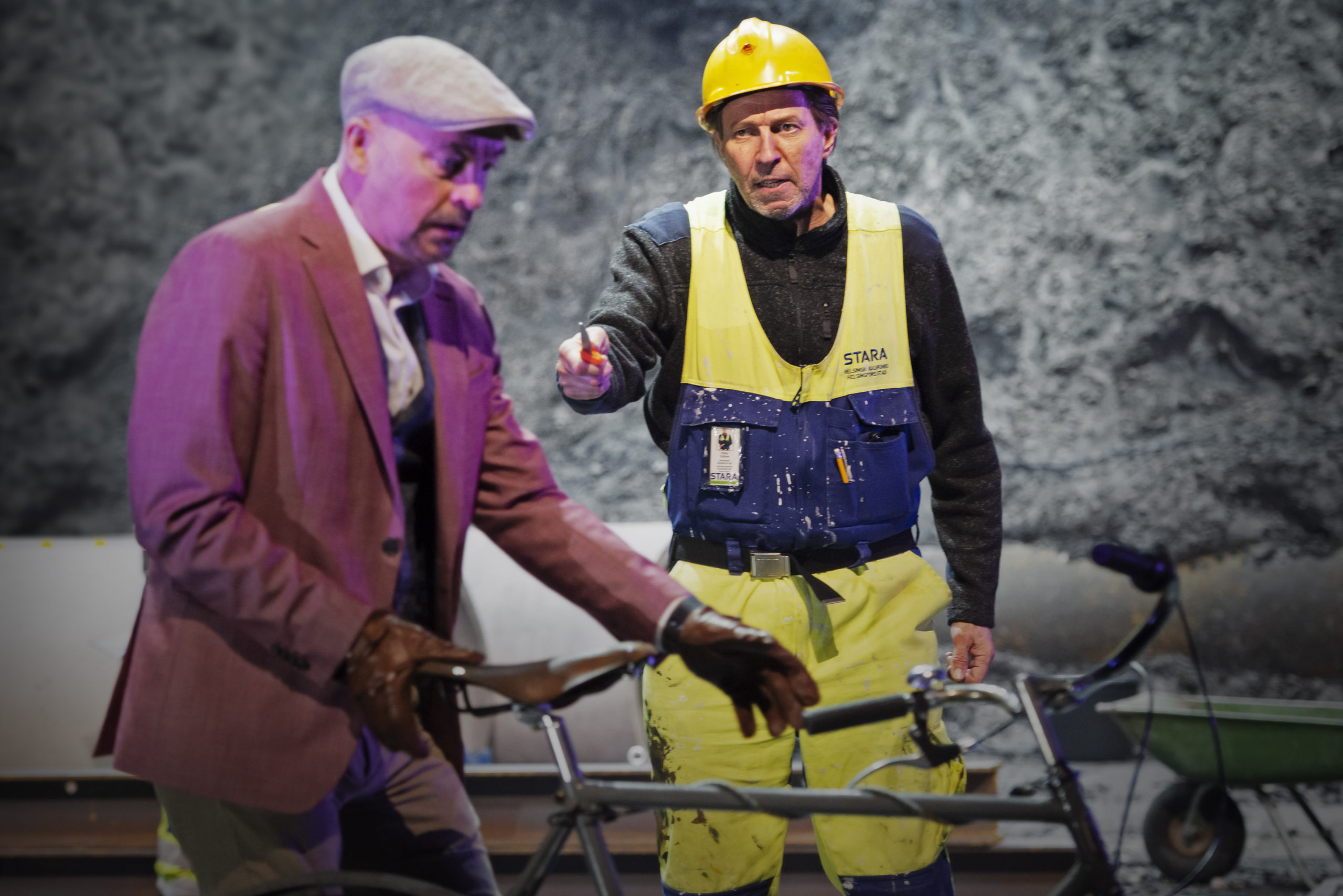 Teatteriarvostelu Mikko Räsäsen tulevaisuus