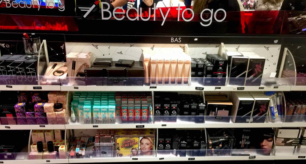 Kassojen edustan Beauty to Go -hyllyt ovat myös ehdottomia tutkia, sillä niistä löytyy paljon suosikkituotteita kätevissä kokeilukokoisissa pakkauksissa.