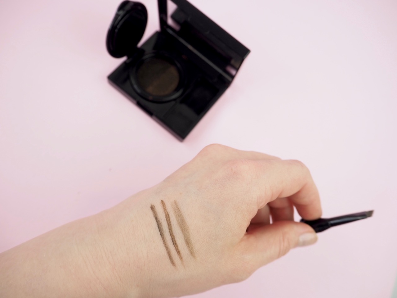 Laneige eyebrow cushion cara two tone Ostolakossa virve vee kulmakarvat