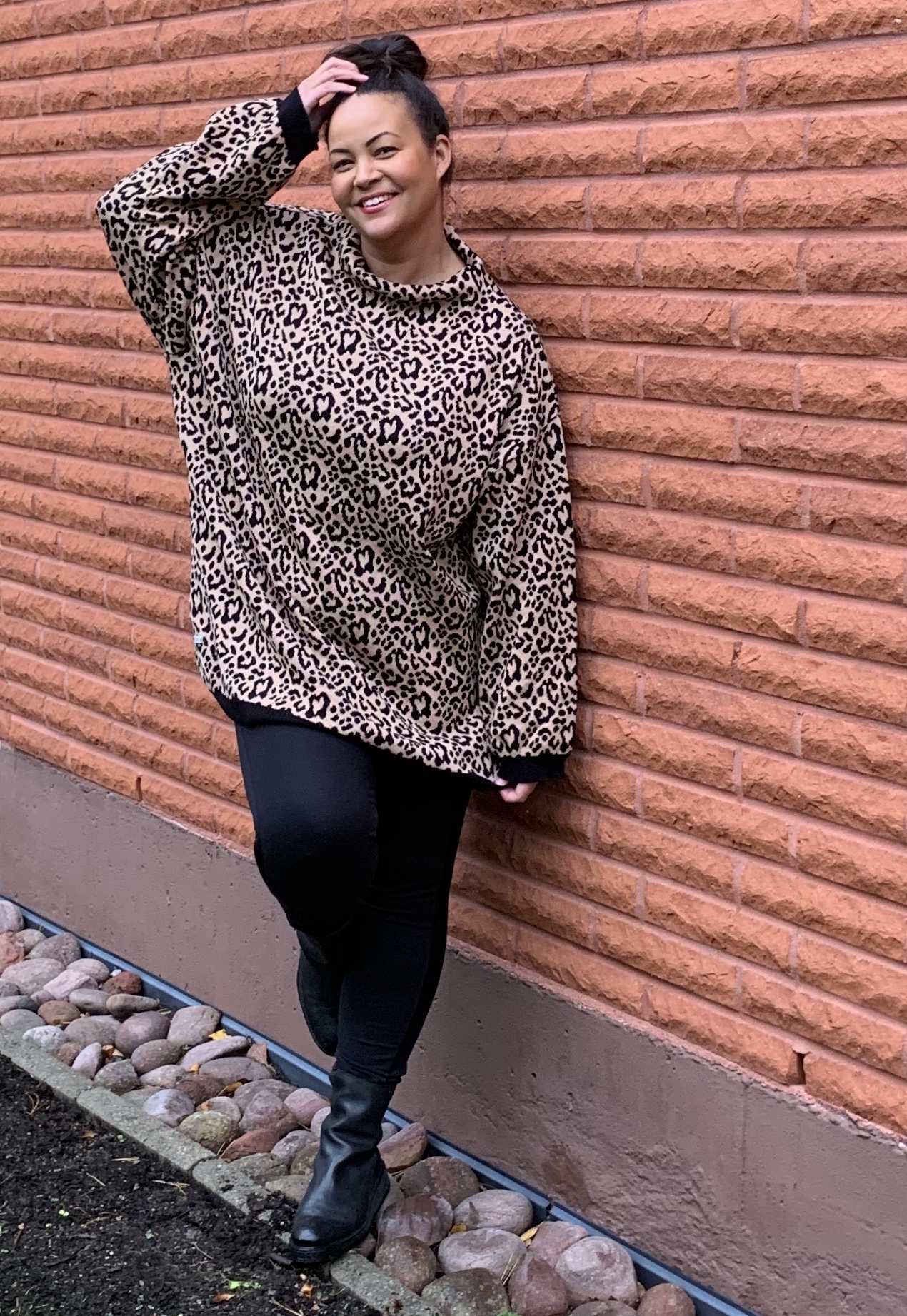 Leopardikuvio on havaittavissa Kainon Oversize katukissa-paidassa.